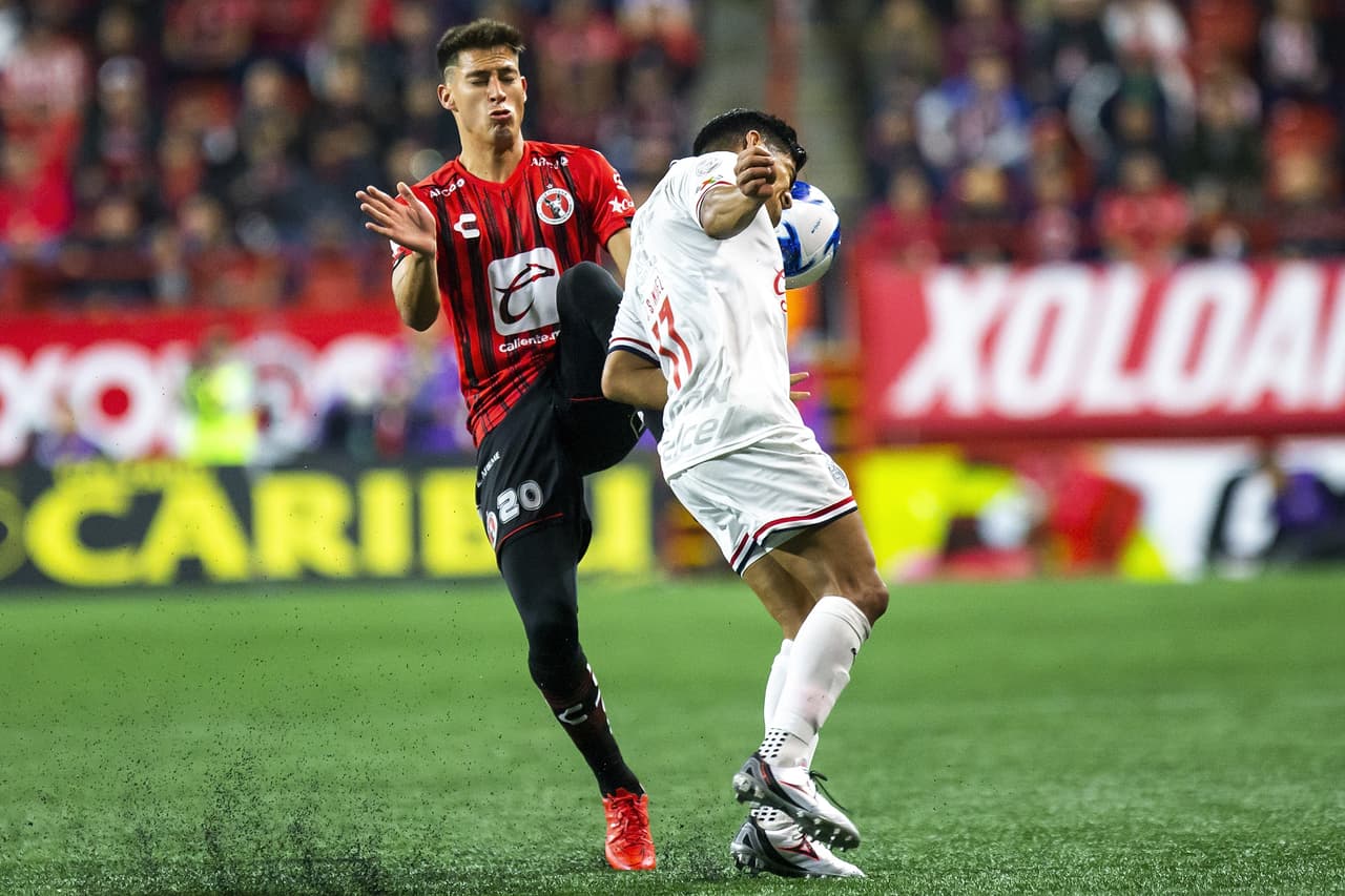 Mauro lainez levanta demasiado la pierna, impacta y corta la cabeza de Jesús Sánchez por lo que el árbitro le muestra la tarjeta roja.