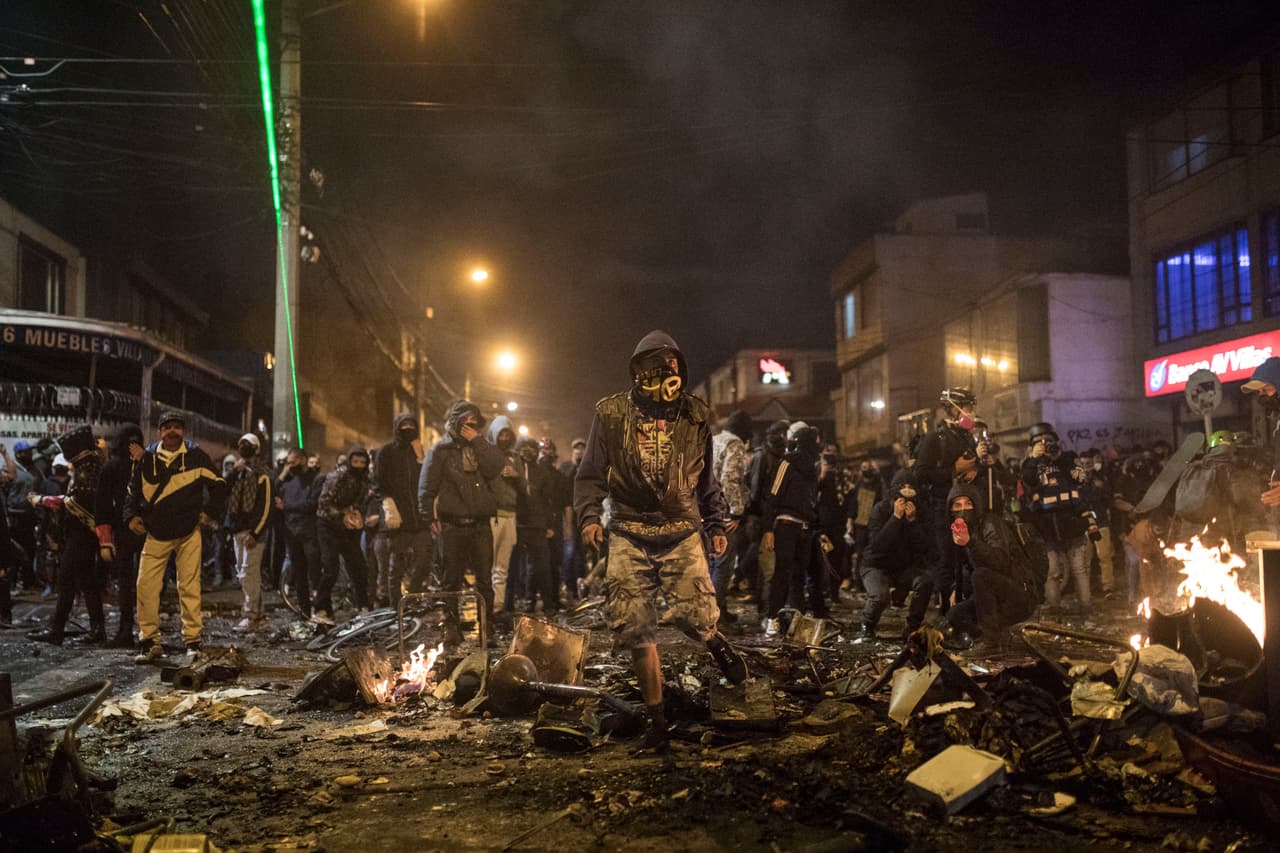 La muerte de un hombre tras un arresto violento desata disturbios en Bogotá: al menos 10 muertos y más de 300 heridos