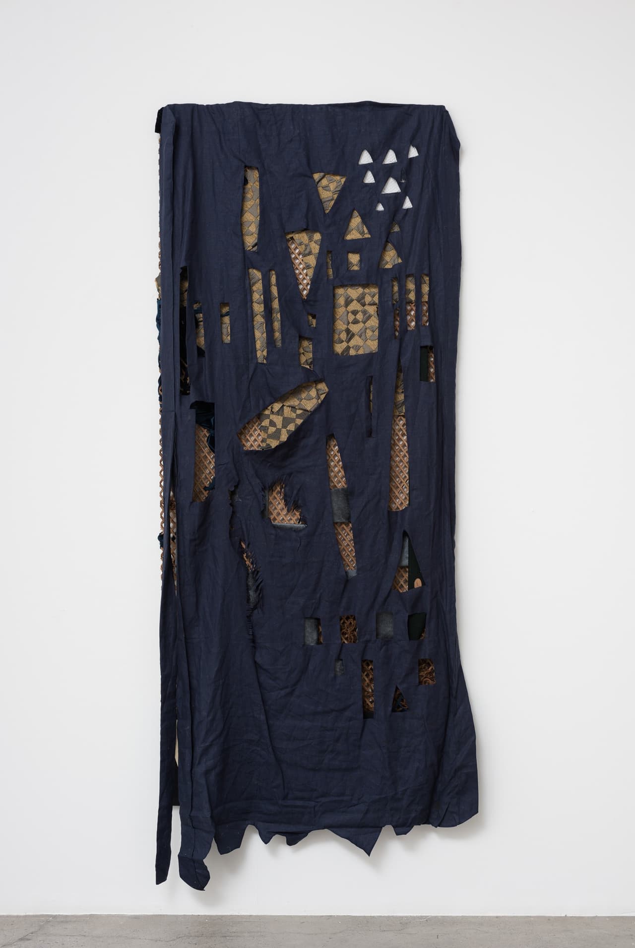 <b>Laura Lima</b>
<br>
<i>Brasil</i>
<br>Anónimo, 2016
<br>Galeria Luisa Strina
<br>Técnica mixta
<br>Tamaño: 90.6 × 35.4 pulgadas
<br>Miami Beach Convention Center | D20