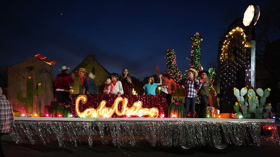 <h3 class="cms-H3-H3">Weihnachts Parade</h3>
<br>
<br>Calles principales de Boerne, Texas
<br>
<br>Cuándo: diciembre 2
<br>Costo: Gratis
<br>
<br>Este desfile es una de las tradiciones más amadas por los habitantes de Boerne y se ha llevado a cabo por más de 30 años. Lleva tu silla y tu cobijita para ver pasar decenas de carros alegóricos con decoraciones navideñas.
<br>