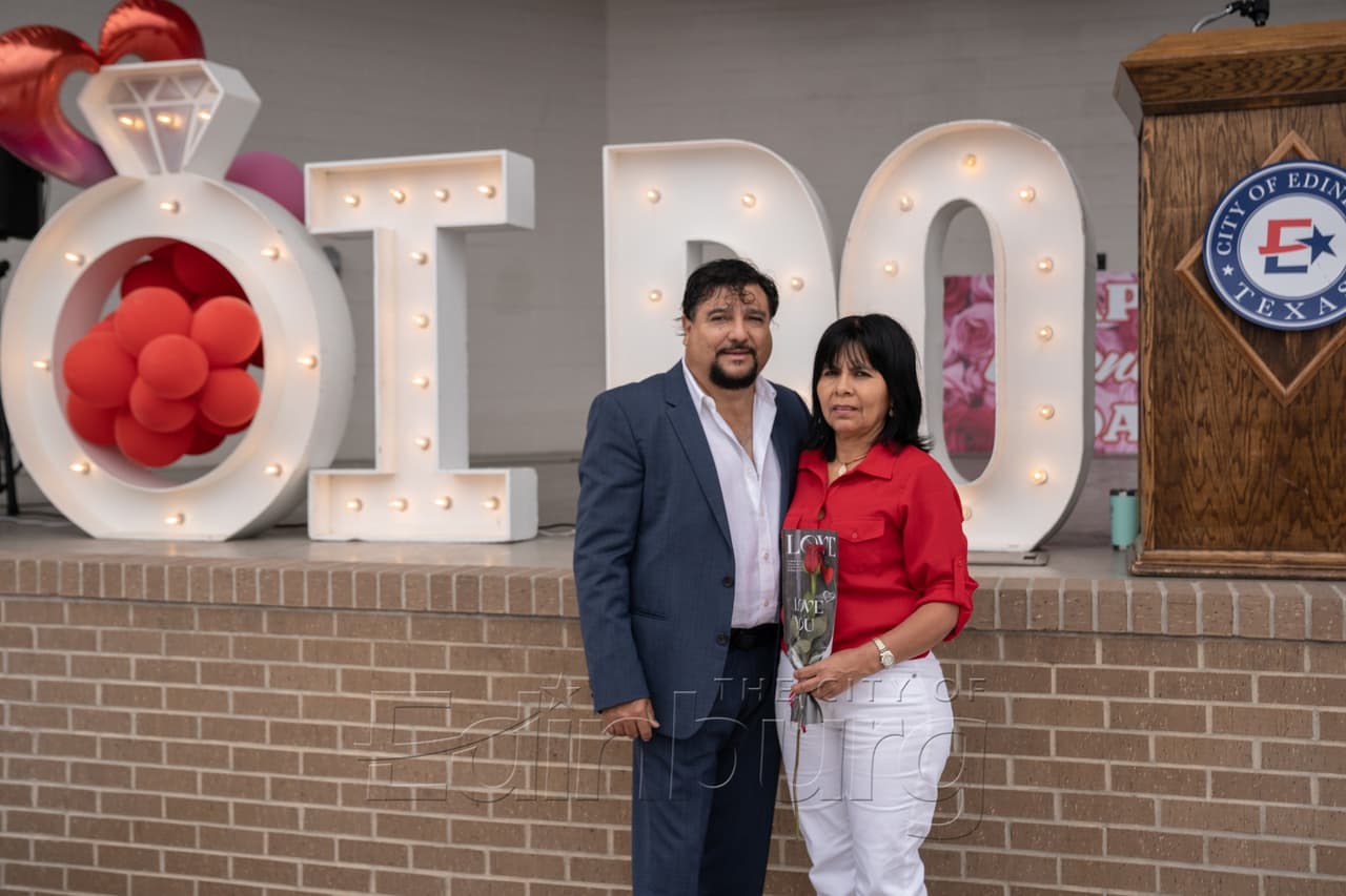 "Así que les dije que lo haría y que no les cobraría. Luego empecé a decirles a todos lo mismo porque sé que este es un día especial para las parejas y quería aprovecharlo para ellos y hacerlo sin cargo”, dijo con orgullo el juez.