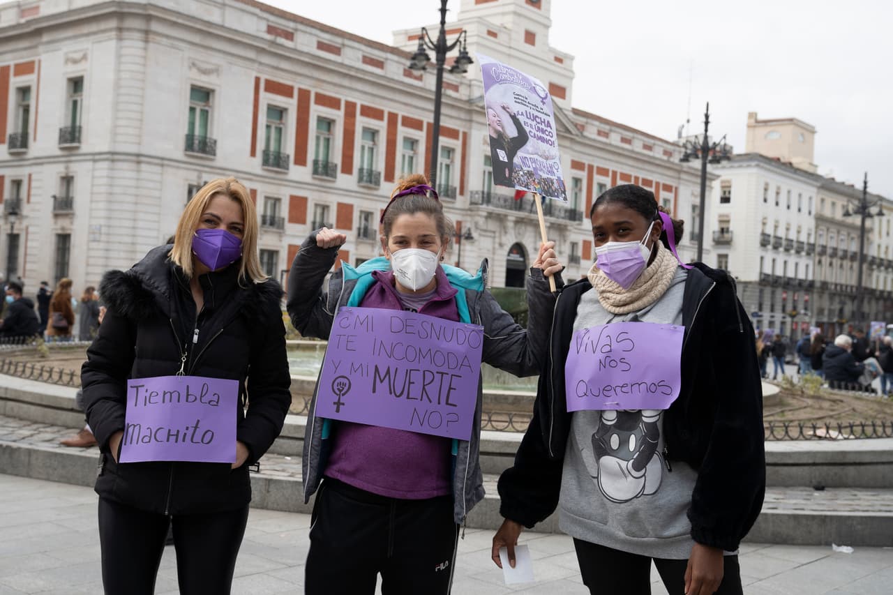<b>“¿Mi desnudo te incomoda y mi muerte no?”</b>, un mensaje visto en Madrid, España.