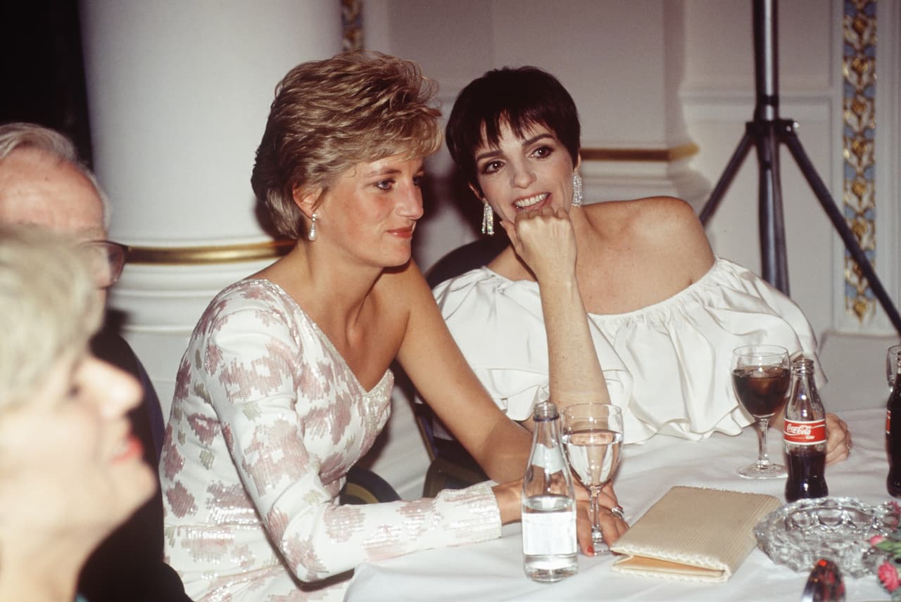 En cuanto a la amistad entre Liza Minnelli, de 74 años, y la princesa Diana, ésta surgió en la década de 1990. 
<br>