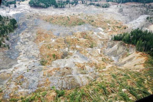 Por cuatro días, las autoridades y grupos de rescate mantienen la búsqueda de más víctimas del mortal deslave ocurrido en la localidad de Oso en el estado de Washington. Las condiciones climáticas y la inestabilidad del terreno complican las labores de salvamento y el recuento de víctimas que ha aumentado en las últimas 24 horas. Hasta el momento se reportan 14 fatalidades y 176 personas desaparecidas.