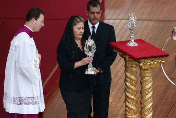 La costarricense Floribeth Mora lleva las reliquias de los nuevos santos a la presencia del santo padre.