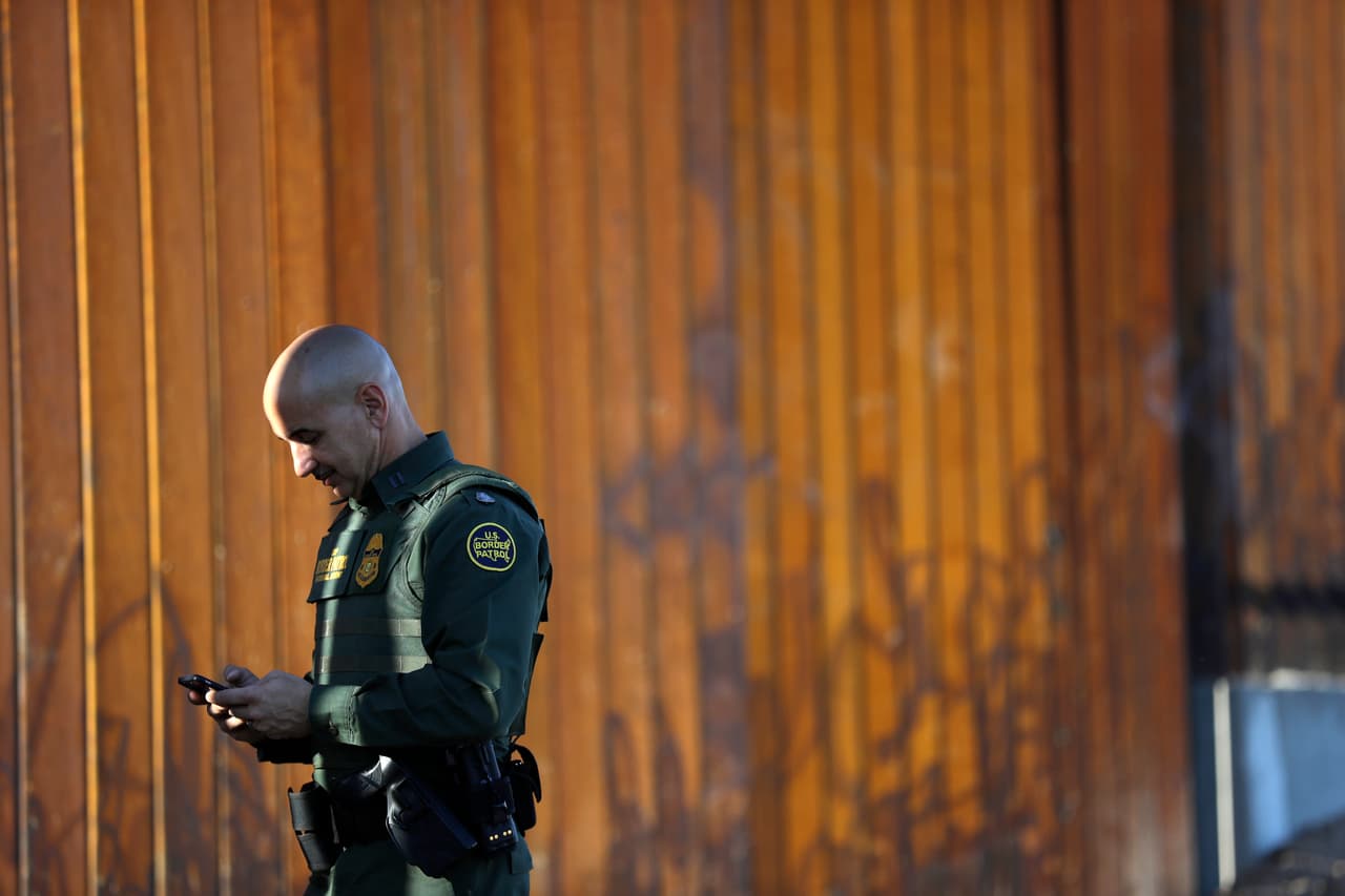 Burlas vulgares a congresistas e indiferencia por la muerte de inmigrantes: denuncian grupo secreto de agentes de CBP en Facebook