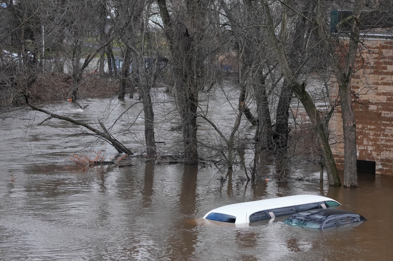 “Nos preocupa el área alrededor del río Passaic, que no alcanzará su punto máximo hasta más tarde hoy o el jueves. Anticipamos inundaciones adicionales en esa área más allá de las que están experimentando las ciudades esta mañana”, indicó en un post.
<br>
