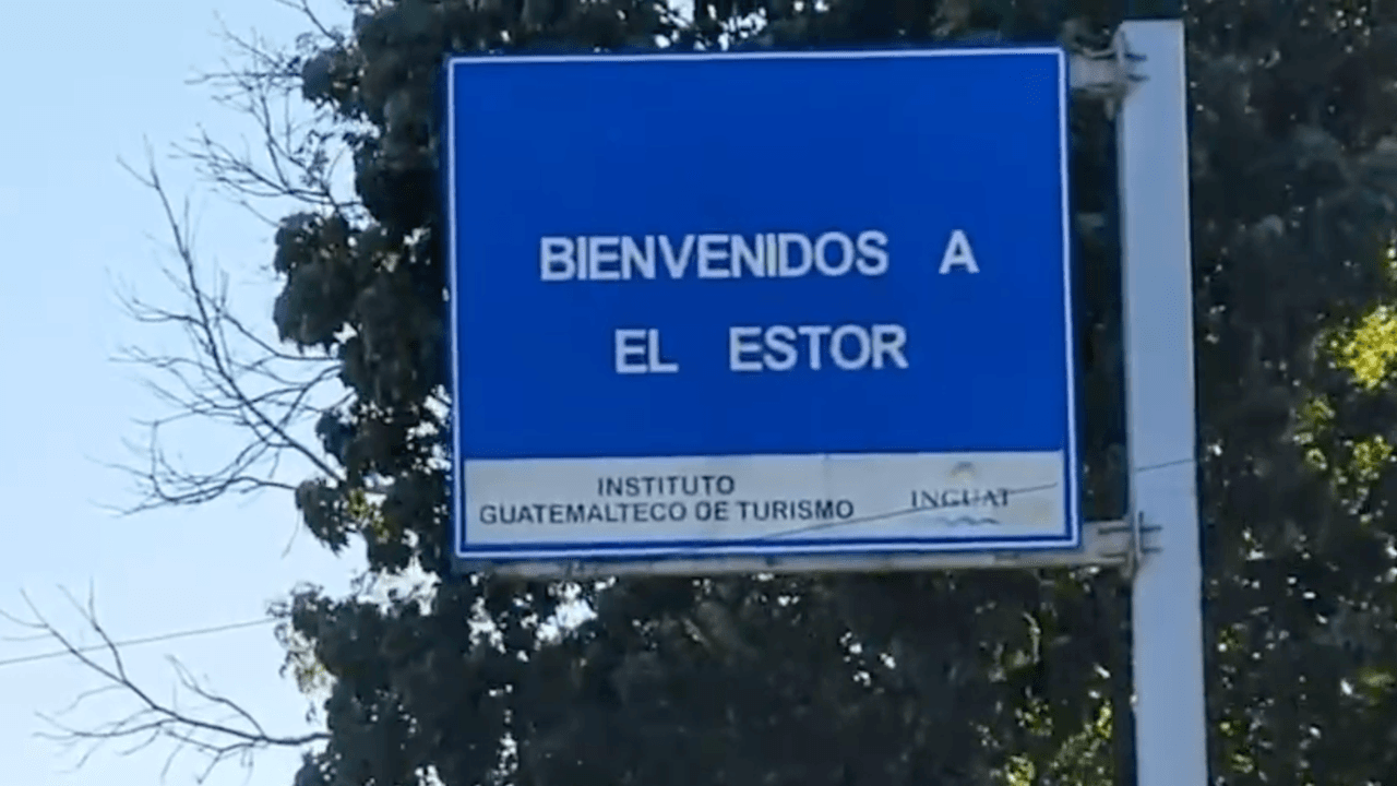 En Guatemala, la familia de Raymundo vive en la comunidad de El Estor, en la parte este del país. El Lago de Izabal, el más grande de Guatemala, está junto al municipio.
<b>Antes de que Raymundo se fuera a Estados Unidos, </b>la madre cuenta que
<b> él prometió </b>que les iba a ayudar a hacer construcción para tener
<b> un techo donde vivir.</b>