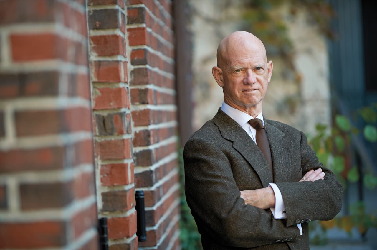 <b>Arthur J. González:</b> Fungió como juez en la corte de bancarrota de Estados Unidos en el distrito sur de Nueva York por casi dos décadas. Tras retirarse, ahora se dedica a dar clases sobre las leyes de bancarrota en la escuela de derecho de NYU. El exjuez González es sumamente reconocido por haber trabajado tres de los casos de quibras más notorios en la historia de los Estados Unidos: Enron, WorldCom, y la reestructuración Chrysler.