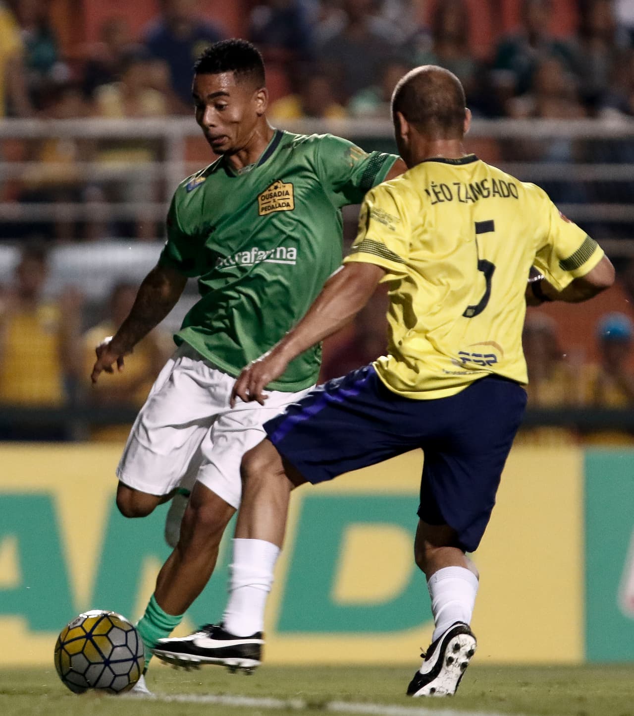 Los protagonistas del encuentro posaron antes del pitido inicial delante de un cartel con la etiqueta "#ForçaChape", en referencia al accidente aéreo ocurrido en Colombia el 28 de noviembre que provocó la muerte de 19 jugadores del modesto club Chapecoense, así como de una gran parte de su directiva y cuerpo técnico.