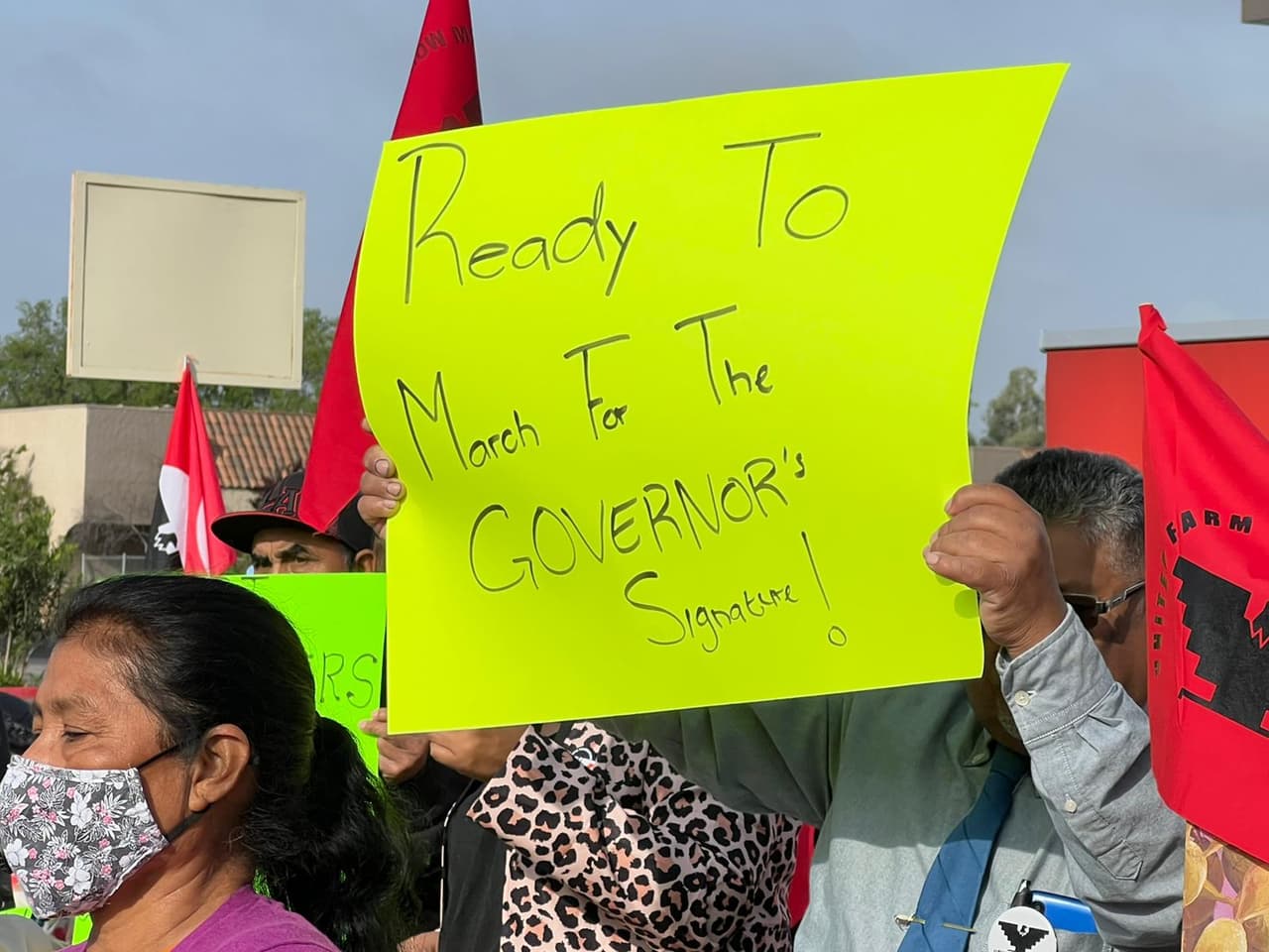 Al menos 70 personas marcharon en el Día de César Chávez, con consignas como “sí, se puede” y “Newsom, escucha: estamos en la lucha”, los trabajadores del campo recorrieron varias calles en Fresno.