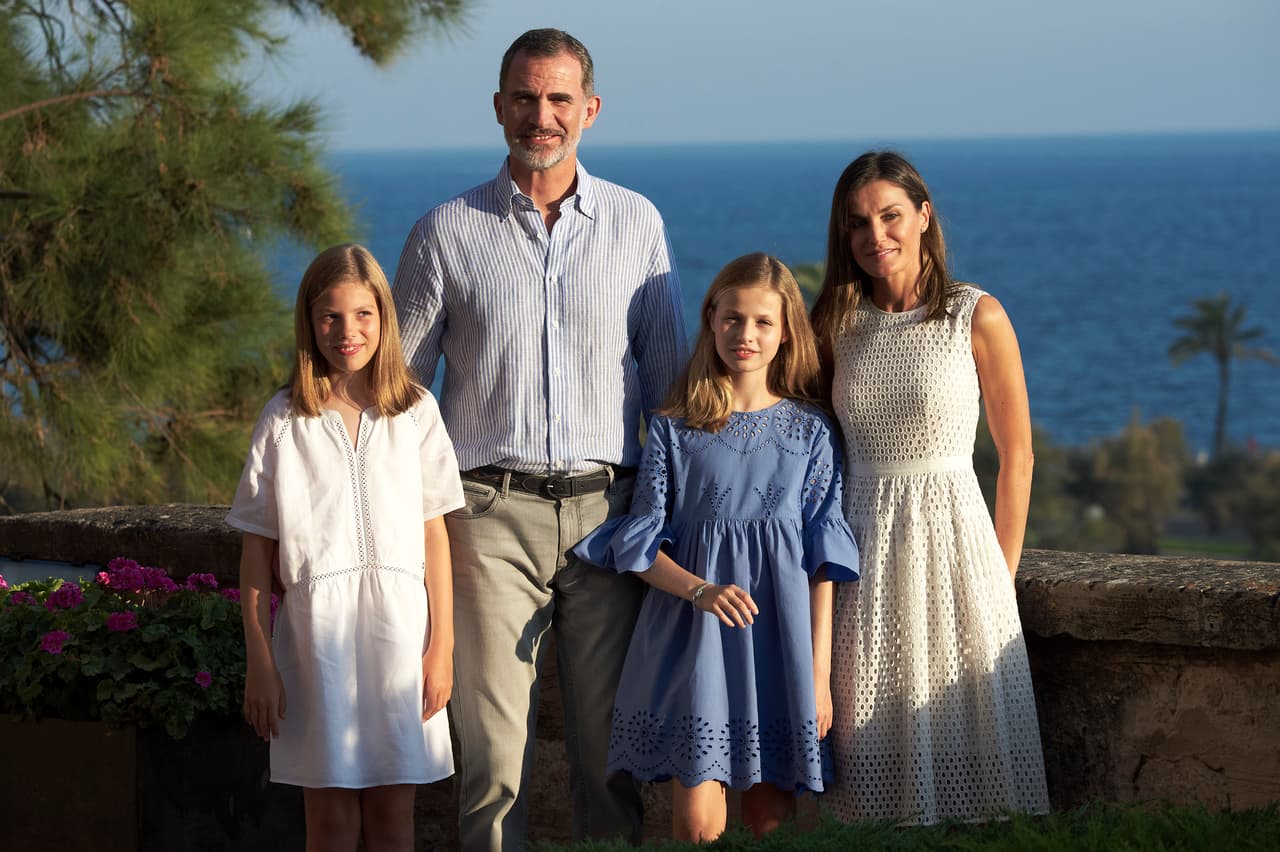 La familia real española está pasando sus vacaciones de verano en el palacio de Marivent, en Palma de Mallorca, sitio donde tradicionalmente transcurre su descanso desde 1973, cuando el rey Felipe VI era niño.