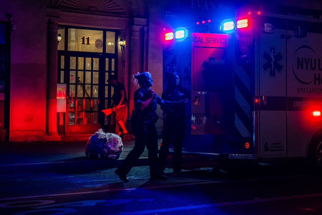 Testigos en la escena relatan que muchos asistentes actuaron por instinto al escuchar lo que creyeron era un disparo, generando confusión entre los presentes, que no tenían claridad sobre lo que estaba ocurriendo. Este caos precedió por pocas horas al tiroteo real cerca del Stonewall Inn.