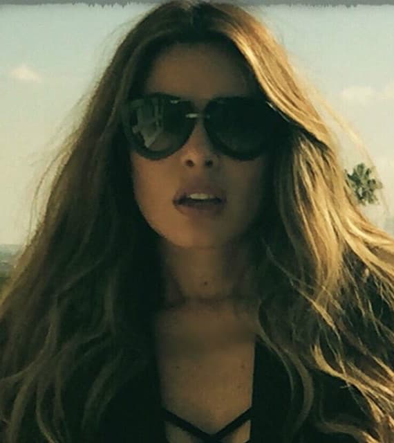 Si quieres lucir el cabello al natural y con volumen, ayudate de una secadora para lograr ondas de sirena.