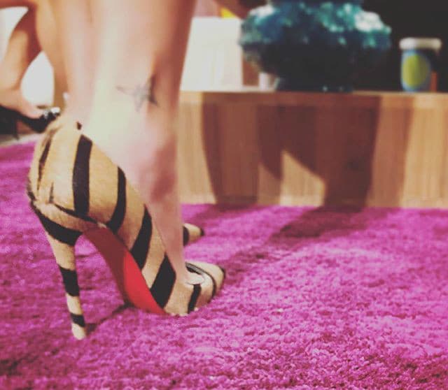 Los tacones en colores neutros son el mejor accesorio para cualquier outfit.