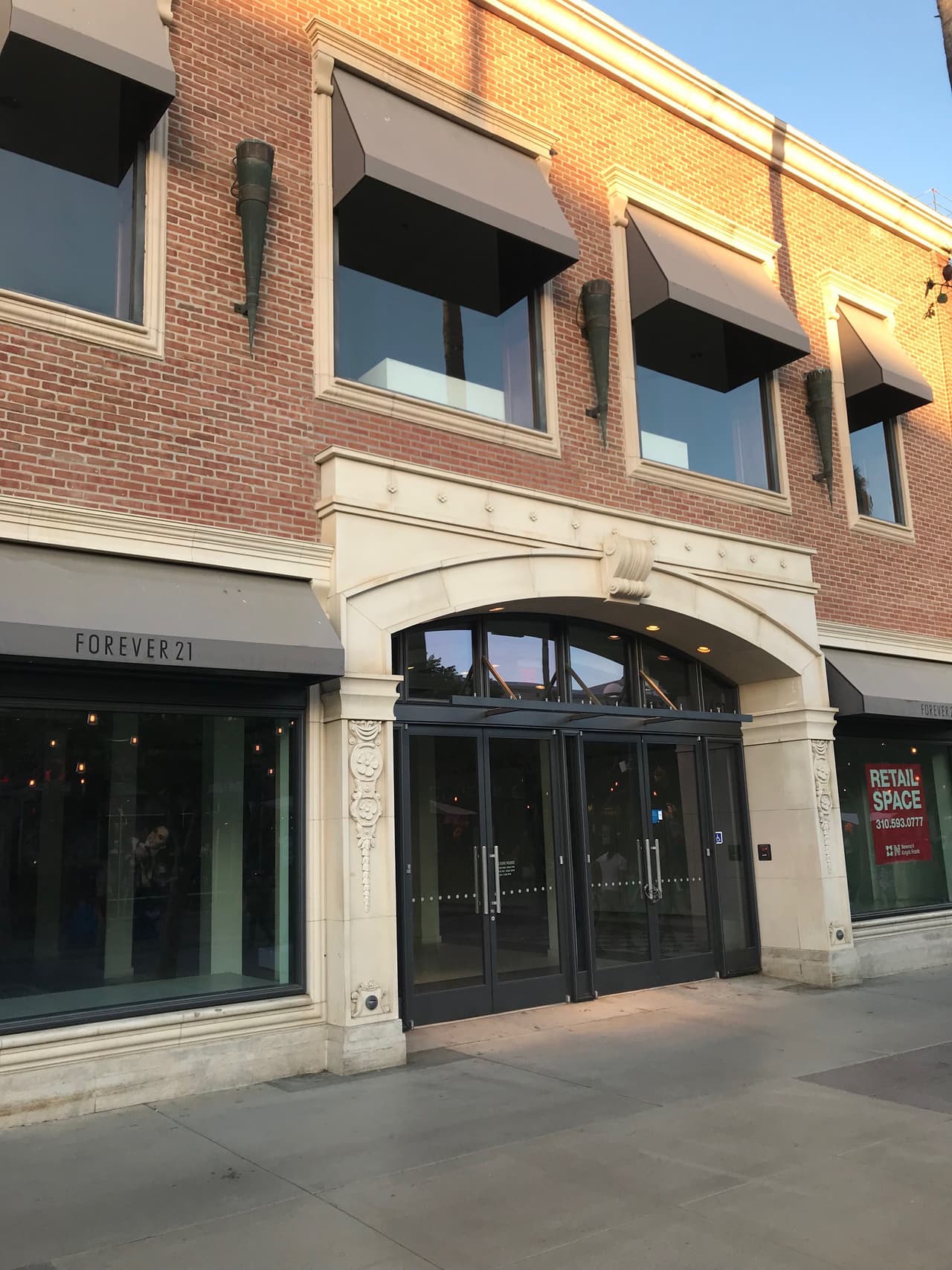 Esta es la vista frontal de la tienda de Forever 21 ubicada en el famoso Promenade de Santa Mónica.