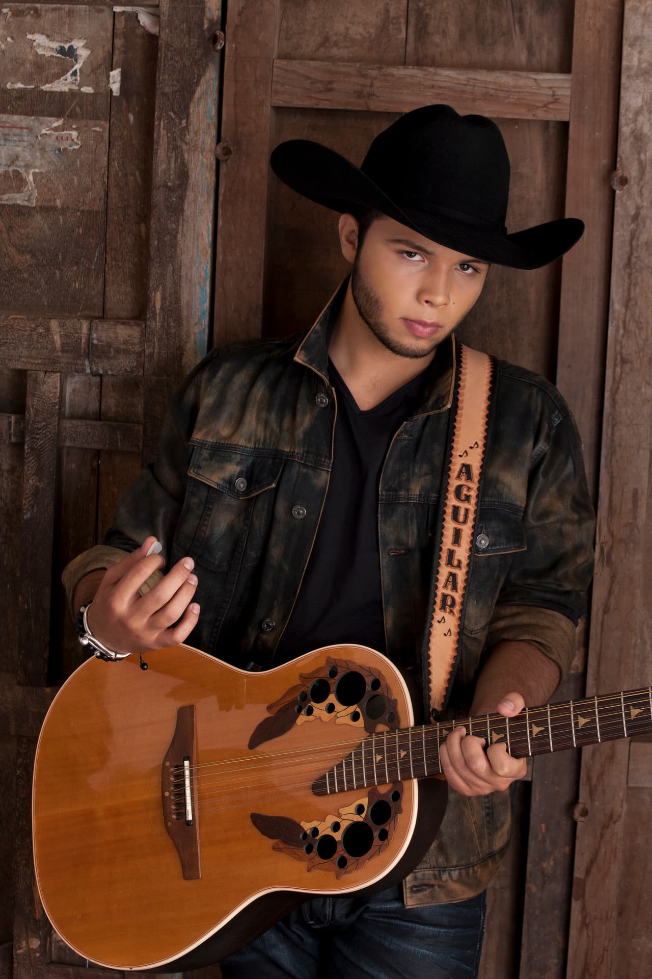 Y le correspondió a Leonardo Aguilar interpretar esta canción, que ya ocupa los primeros lugares de popularidad en las radios de México y EEUU y ahora es de las favoritas para ganar el GRAMMY a Mejor Canción Regional Mexicano.