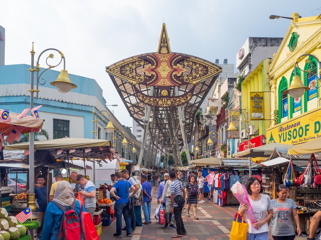 <b>Puesto 15. Malasia</b>
<br>
<br>Promedio: 72 puntos
<br>
<br>Su puntuación más baja la alcanzó en la variable ‘visado y residencia’ (40 puntos). La más alta la consiguió en la variable ‘sistema de salud’ donde alcanzó 90 puntos. Esta variable evalúa el costo y la calidad de cirugías y tratamientos que podrían ser indispensables en el retiro.
<br>