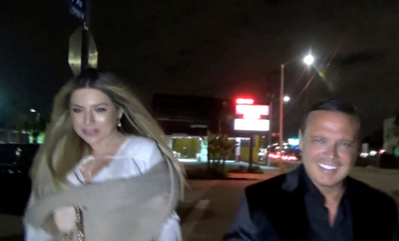 El cantante se mostró de muy buen humor, bromeando con el fotógrafo y haciéndole gestos. ¿Cupido le ablanda el carácter?