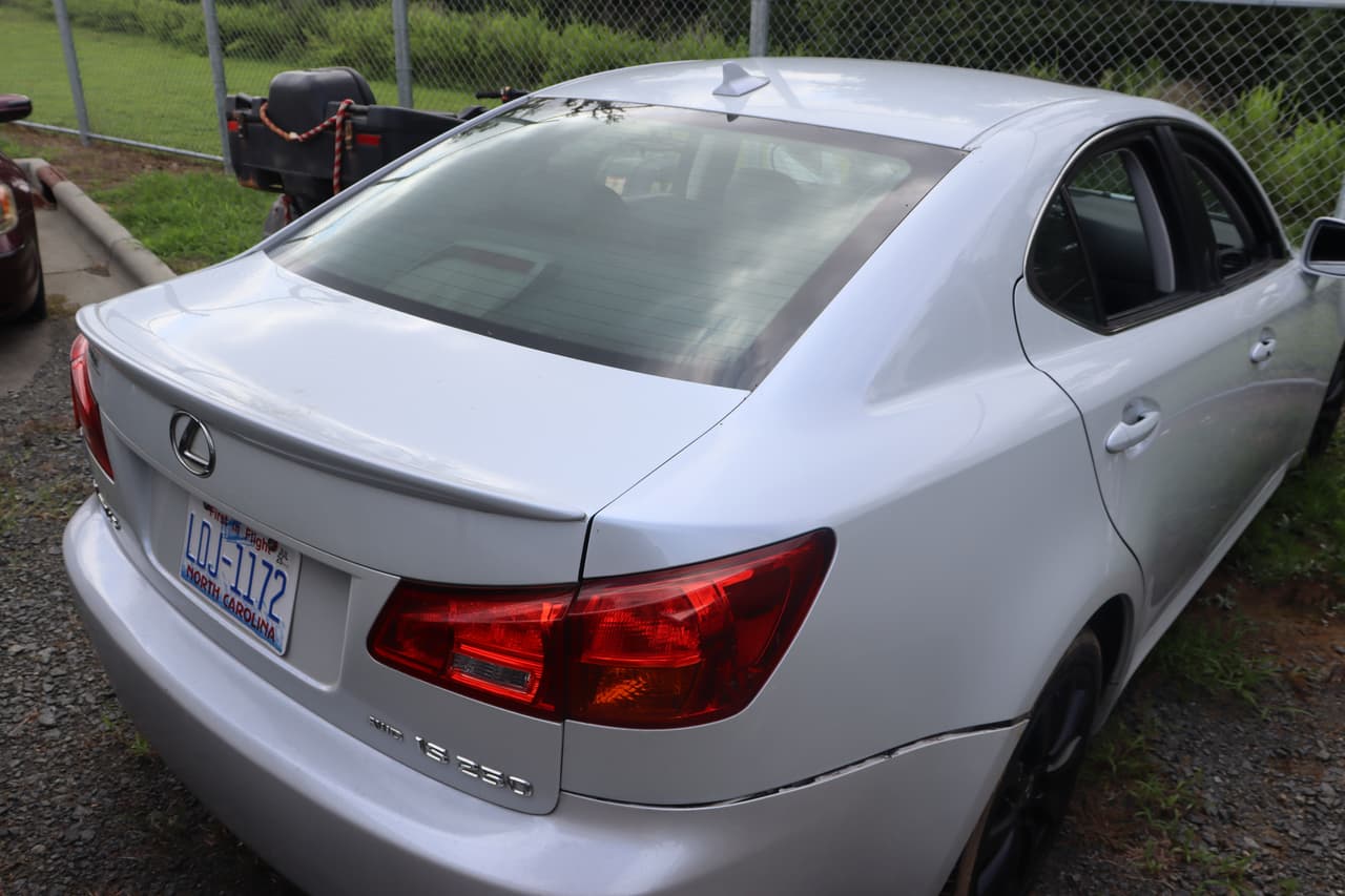 También quedaron autos, como este Lexus, abandonados en la propiedad, sin que nadie lo fuese a reclamar.