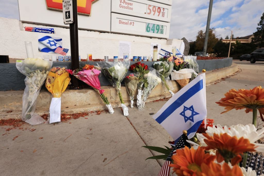 De acuerdo con el forense, Kessler murió por el golpe que recibió en la cabeza cuando se cayó. Ese daño ocurrió después de que supuestamente un manifestante pro Palestina lo agrediera con un megáfono.