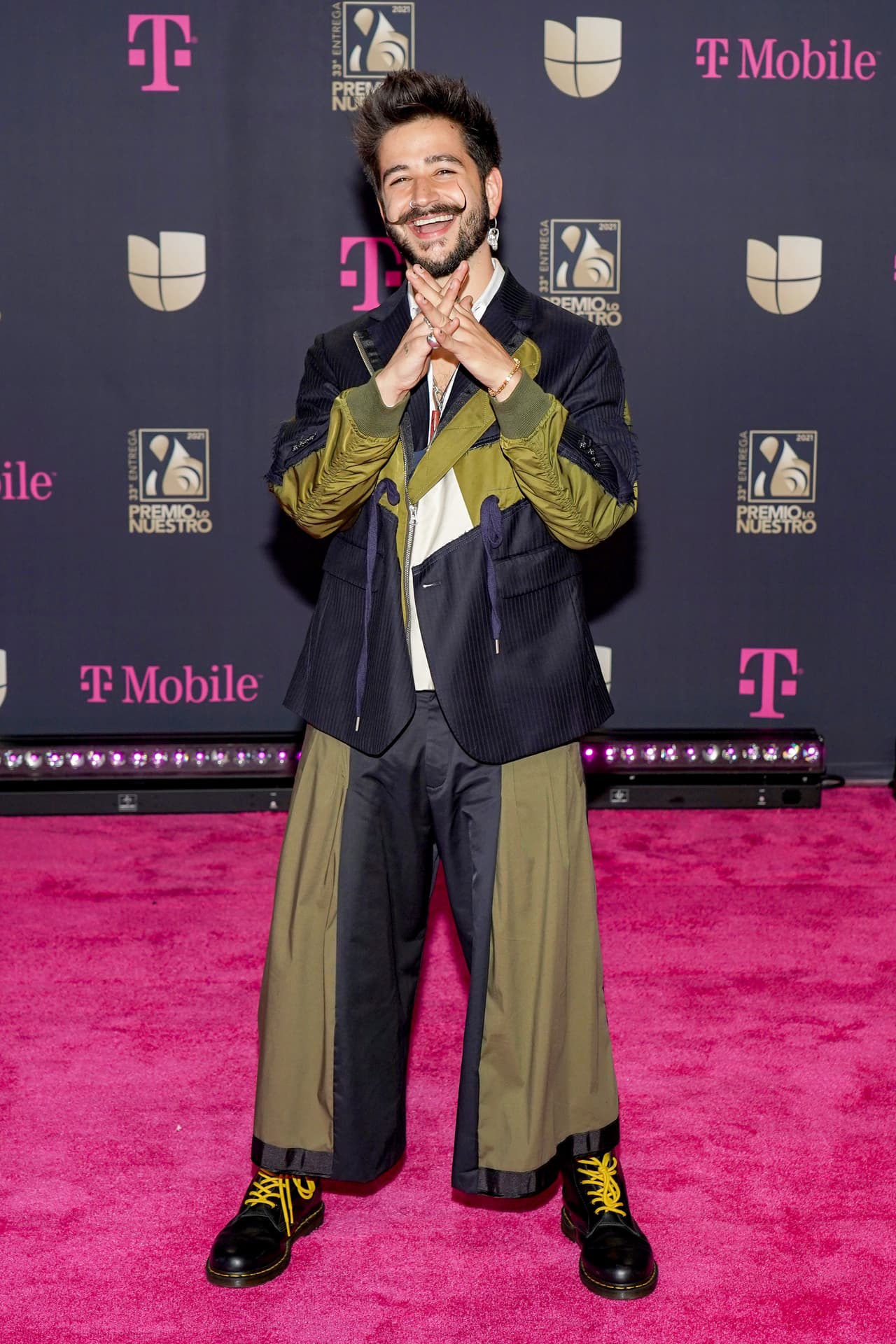 Como ya es costumbre, Camilo llegó a la premiación utilizando un vestuario urbano casual, muy ad hoc con su estilo. El traje oversize tenía detalles en color verde olivo.