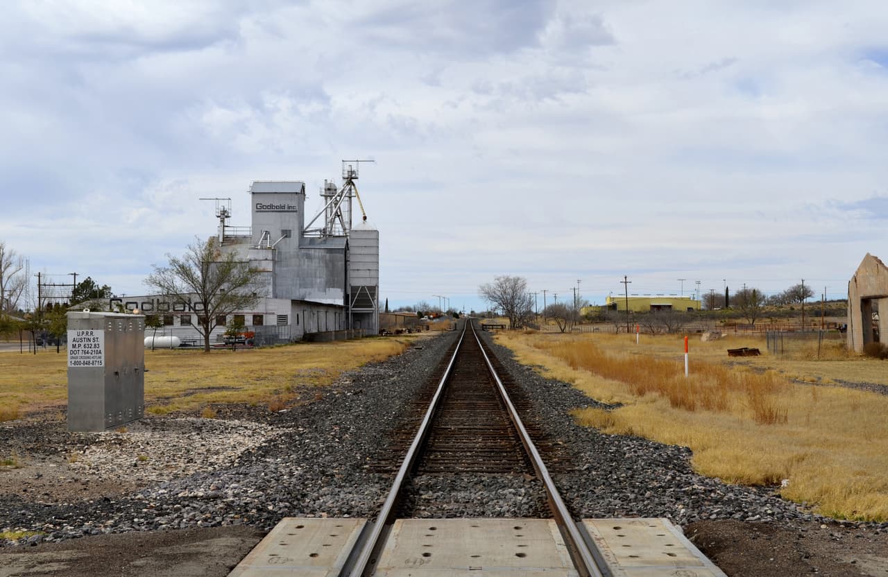 En una publicación de la década de 1950, se encuentran relatos del siglo XIX, como el de un vaquero de nombre Robert Reed Ellison, quien estaba con su ganado cuando vio las "luces fantasmales" a lo lejos, lo cual atribuyó a una hoguera o fuego que habrían hecho tribus apaches (recordemos que aún no existían autos). Pero ellos mismos le aseguraron al hombre que nadie había prendido algo y que también las habían visto.