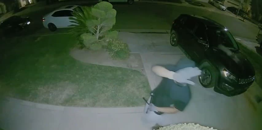 La cámara de seguridad de una de las víctimas grabó a un sospechoso acercarse al Toyota.