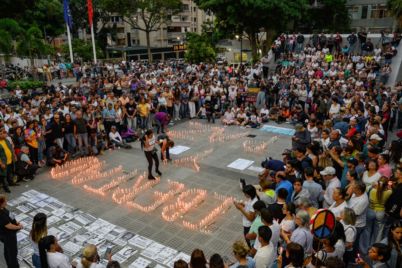 Las tácticas de Maduro se han comparado con las empleadas en la década de 1970 en América Latina, cuando dictaduras militares detenían a sus rivales y en ocasiones a transeúntes inocentes.