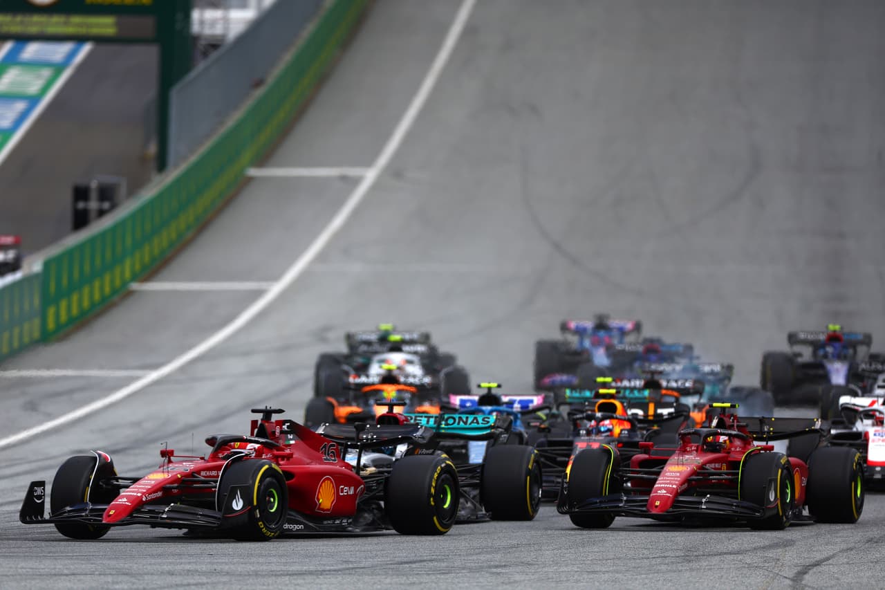 Charles Leclerc conquistó el GP de Austria por delante de Max Verstappen y Lewis Hamilton, en una carrera donde el mexicano Checo Pérez abandonó varias vueltas después de un roce que tuvo con George Russel, quien fue sancionado, y en la que Carlos Sainz también abandonó por una falla en el motor.