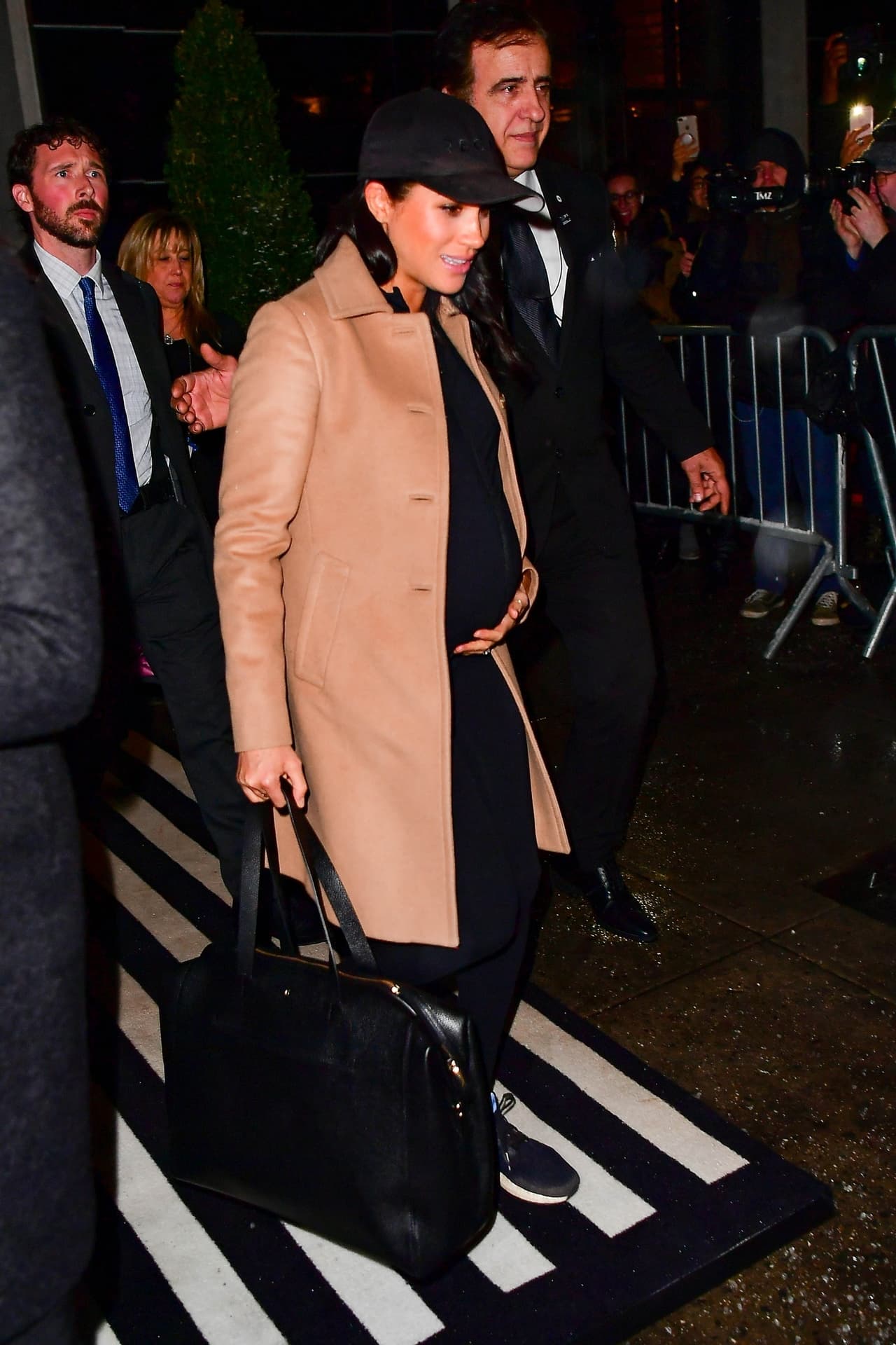 Según el informe: "La VIP (como señala el documento a Markle) explicó que su intención era cambiar la percepción de su partida, haciendo parecer que al menos en fotos
<b> intentaba escabullirse</b> del hotel, en lugar de salir por la entrada principal y dar la impresión potencial de que ella estaba 
<b>disfrutando la atención</b> de los medios".