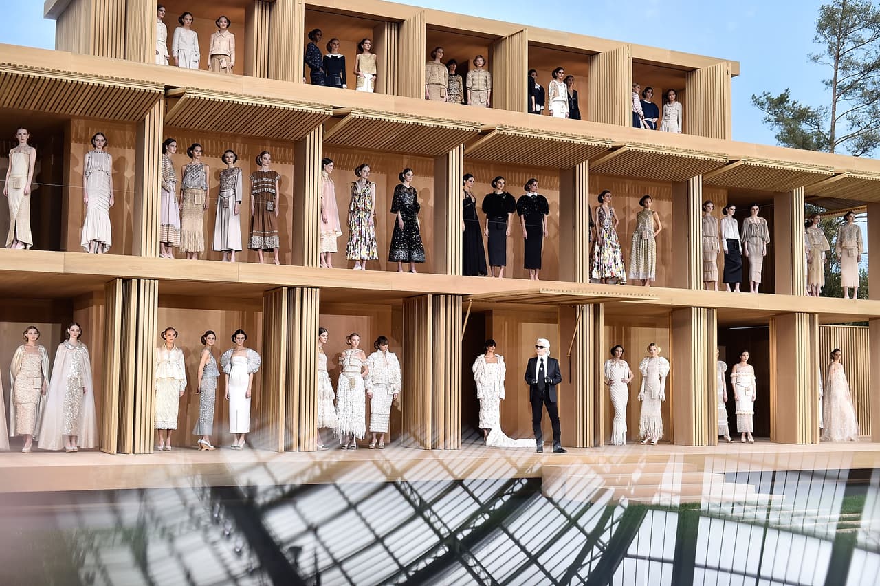Los desfiles de Alta Costura son lo más excelso que existe en materia de moda. Aquí los mejores momentos que presentó la casa Chanel en una puesta en escena que hizo de las modelos unas muñecas.