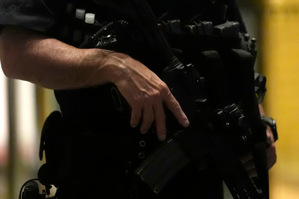 Un oficial de policía armado se encuentra afuera de la Torre Trump en Nueva York, el sábado 13 de julio de 2024.