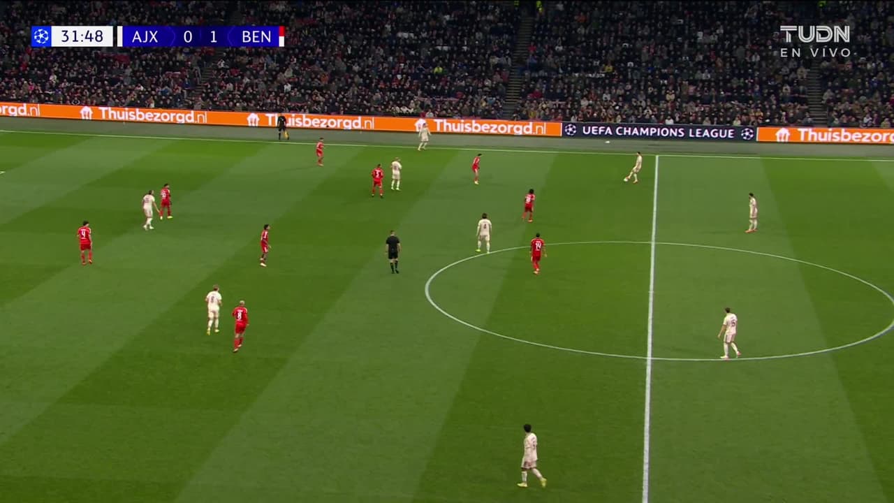 ¡TIRO ATAJADO! disparo por Davy Klaassen.