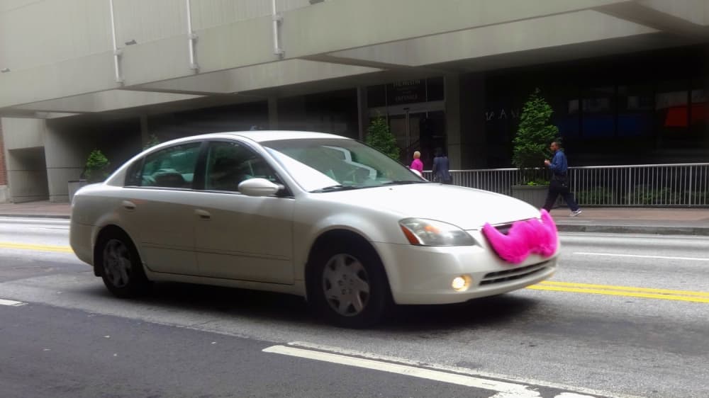 Tres hombres armados roban el vehículo a un conductor de Lyft en California