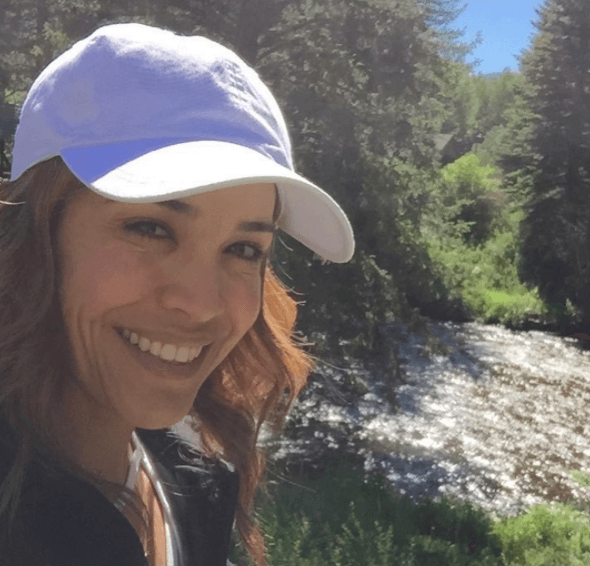 Karla disfrutando del relajante sonido de la corriente del agua de un río.