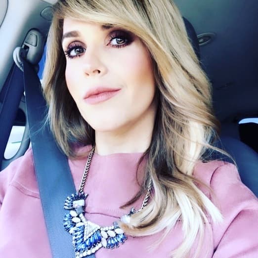 Y con una camisa de color rosado, un collar con acentos azules es perfecto.