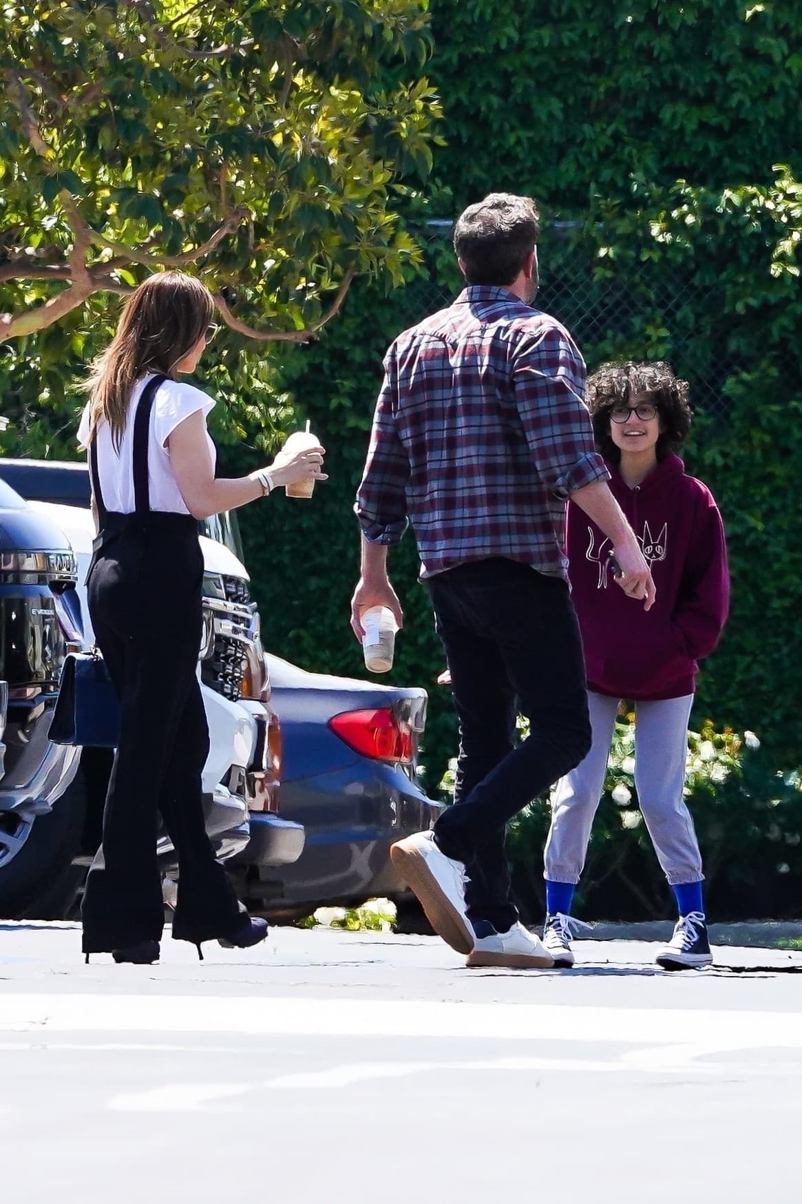 <b><a href="https://www.univision.com/famosos/los-50-looks-mas-memorables-de-jlo-en-50-anos-fotos" target="_blank">JLo optó por un look muy casual</a> </b>con una camiseta blanca lisa y un par de pantalones de peto negros.
<br>