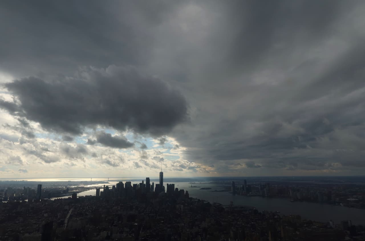 Con la llegada de la temporada invernal a Nueva York, las autoridades piden a los residentes estar preparados para la acumulación de nieve, vientos y posibles condiciones extremas. Sigue estas precauciones en caso de una fuerte nevada.