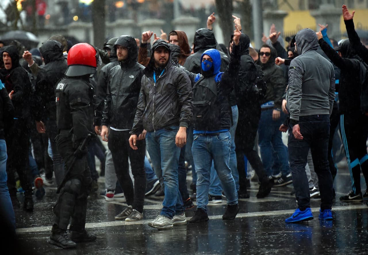Los hinchas franceses caminaron coreando por las calles frases insultantes hacia Bilbao.