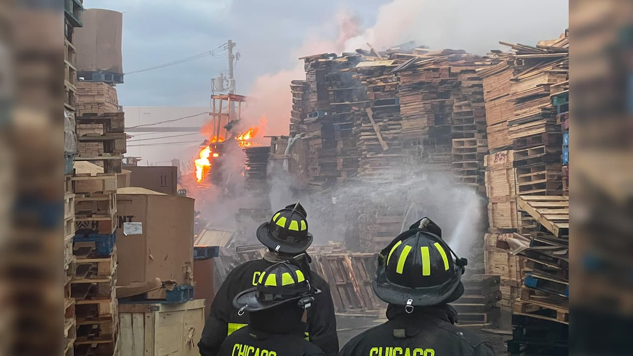 Incendio en La Villita consume almacén de tarimas de madera