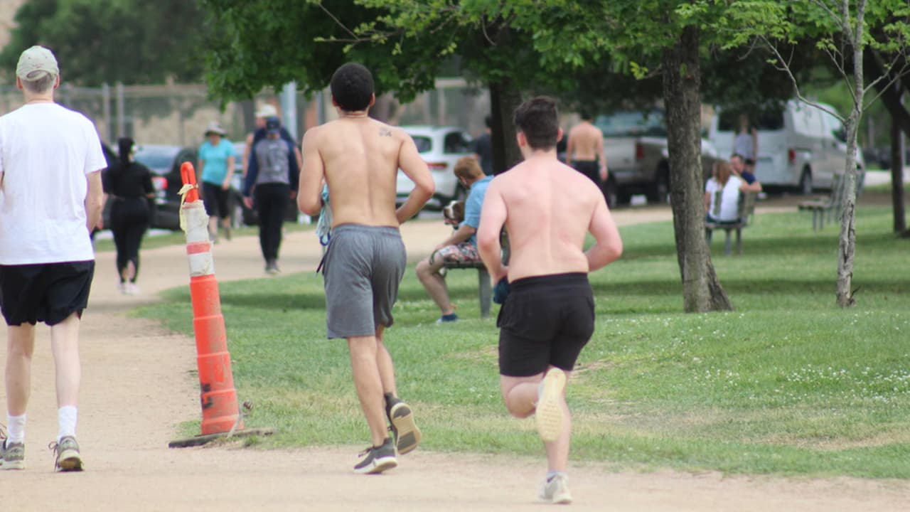 Debido las temperaturas cálidas que se han sentido en estos días de las crisis del coronavirus, los hombres prefieren correr sin camisa para mitigar el calor.