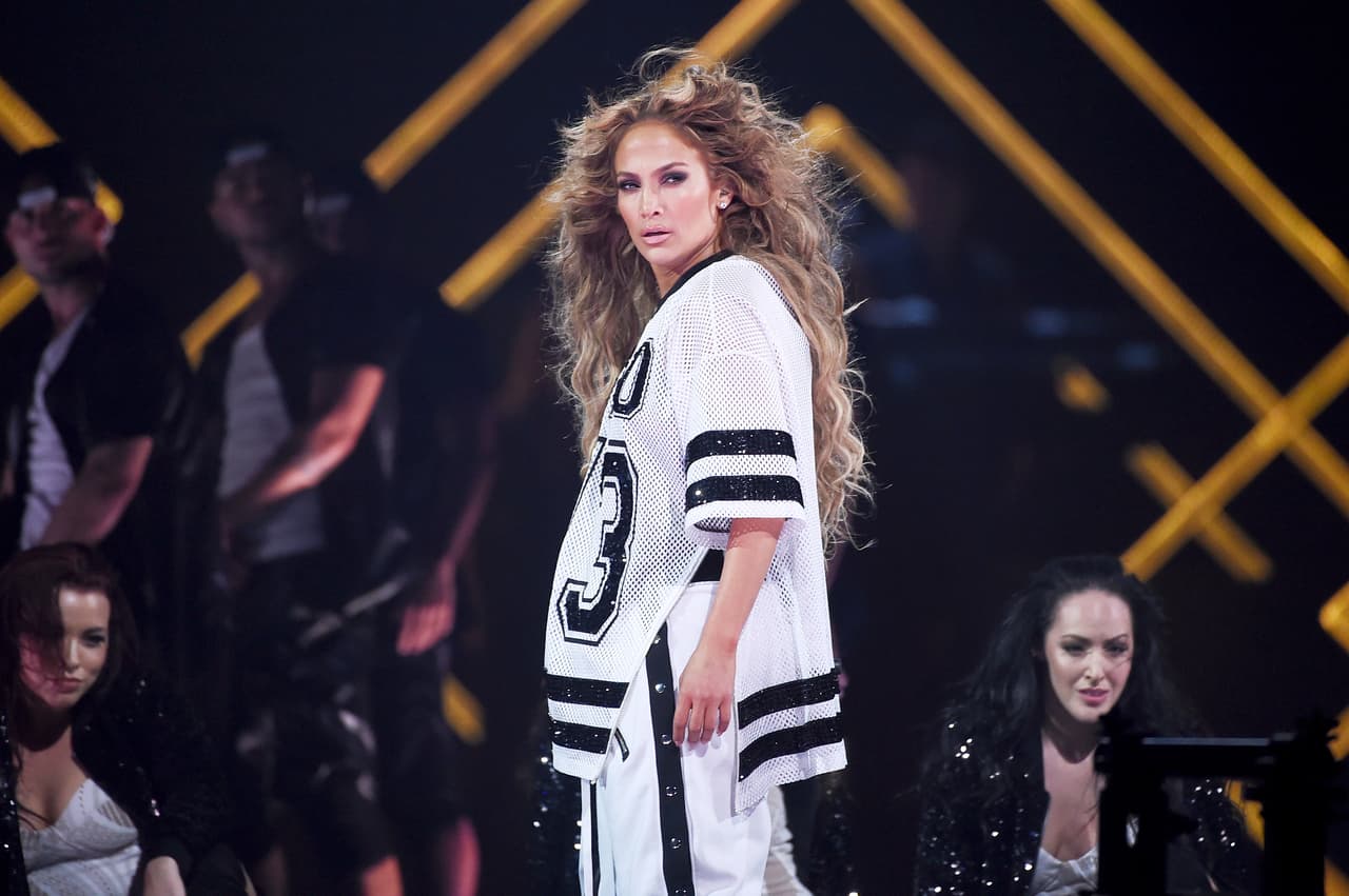 <b>Jennifer López</b> lo hace todo. Es cantante, actriz, bailarina, presentadora, modelo, empresaria y hasta filántropa. Entre 2017 y 2018, JLo ganó $50 millones de dólares, mientras que entre 2018 y 2019 registró ingresós de $43 millones de dólares.