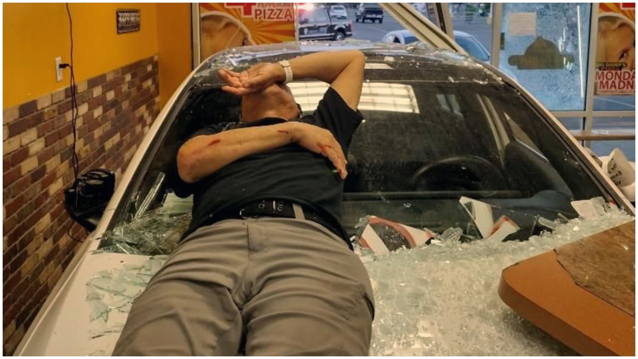 Felipe espera la llegada de los paramédicos mientras sigue con dolores sobre el auto que lo atropelló.