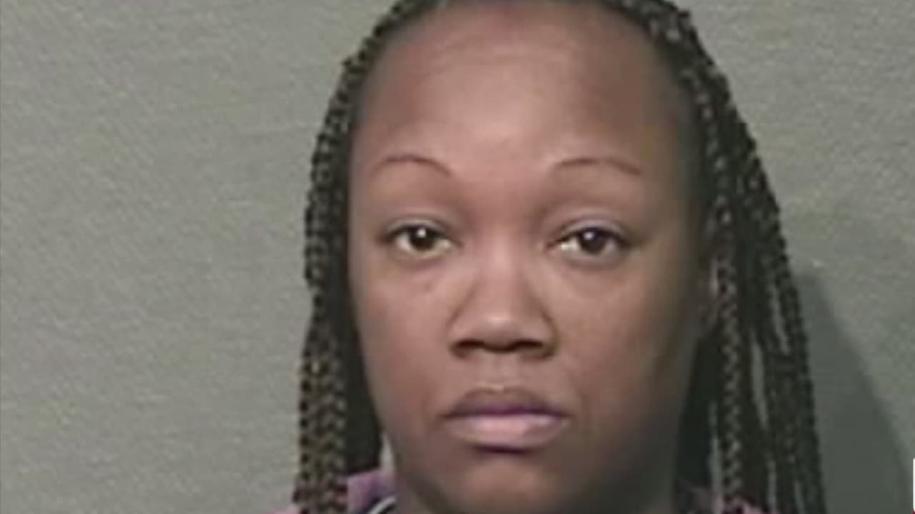 Condenan a exoperadora del 911 que le colgaba el teléfono a miles de personas que solicitaban auxilio