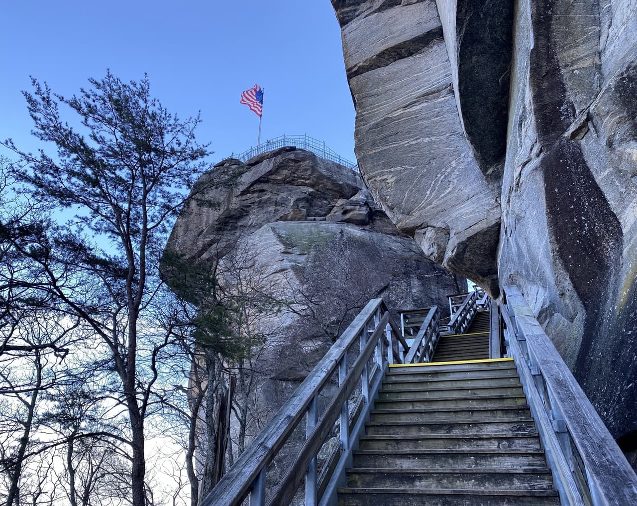 Hay muchas opciones para llegar a la cima, aunque el sendero Outcroppings es el más corto y comienza en el estacionamiento cerca del ascensor.