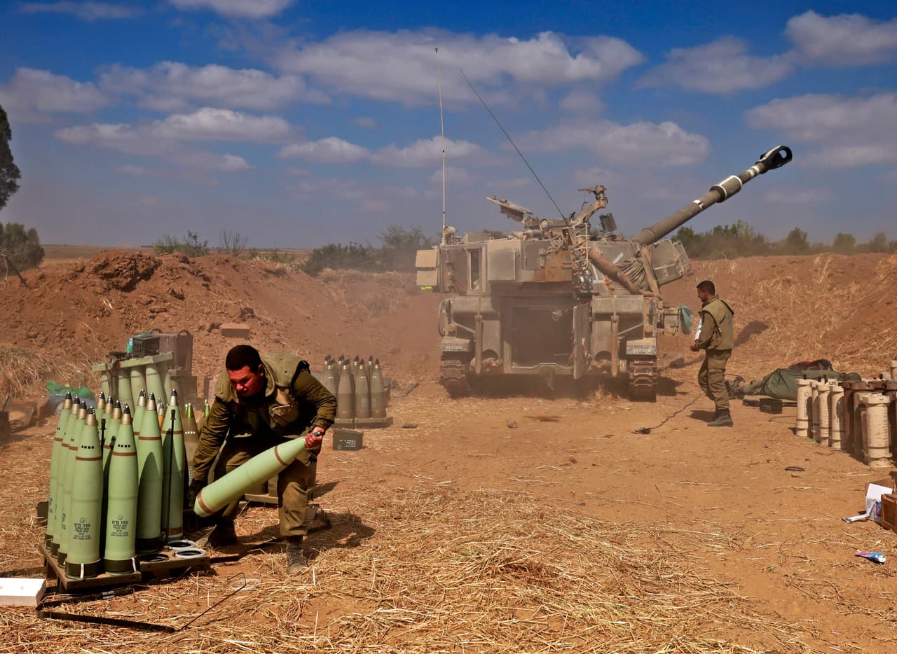 Soldados israelíes disparan un obús autopropulsado de 155 mm hacia la Franja de Gaza desde su posición cerca de la ciudad de Sderot, al sur de Israel, el 13 de mayo de 2021.