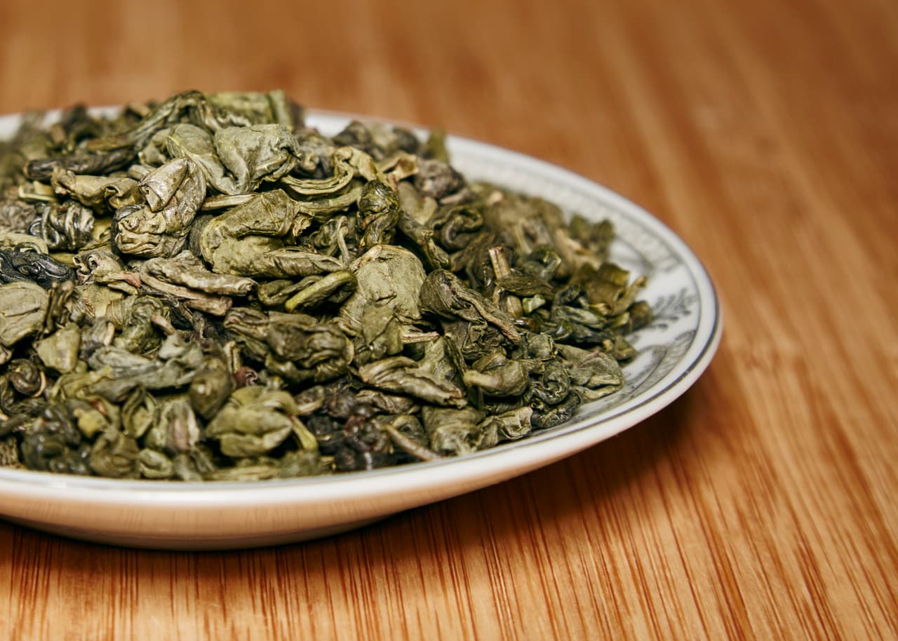 Una de las ventajas precisamente se encuentra en el hecho de que no tienes que hacer una infusión con las hojas sino elaborar una solución bebible con el polvo, y de esa manera también se aprovechan mejor sus beneficios.