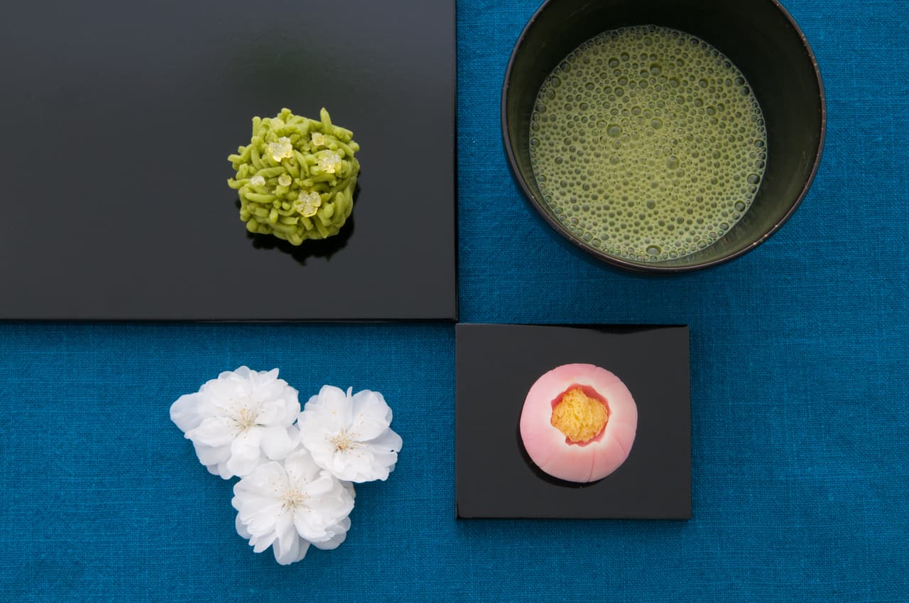 La ceremonia de preparación del matcha induce un estado de relajación que sirve como preparación para empezar a meditar.