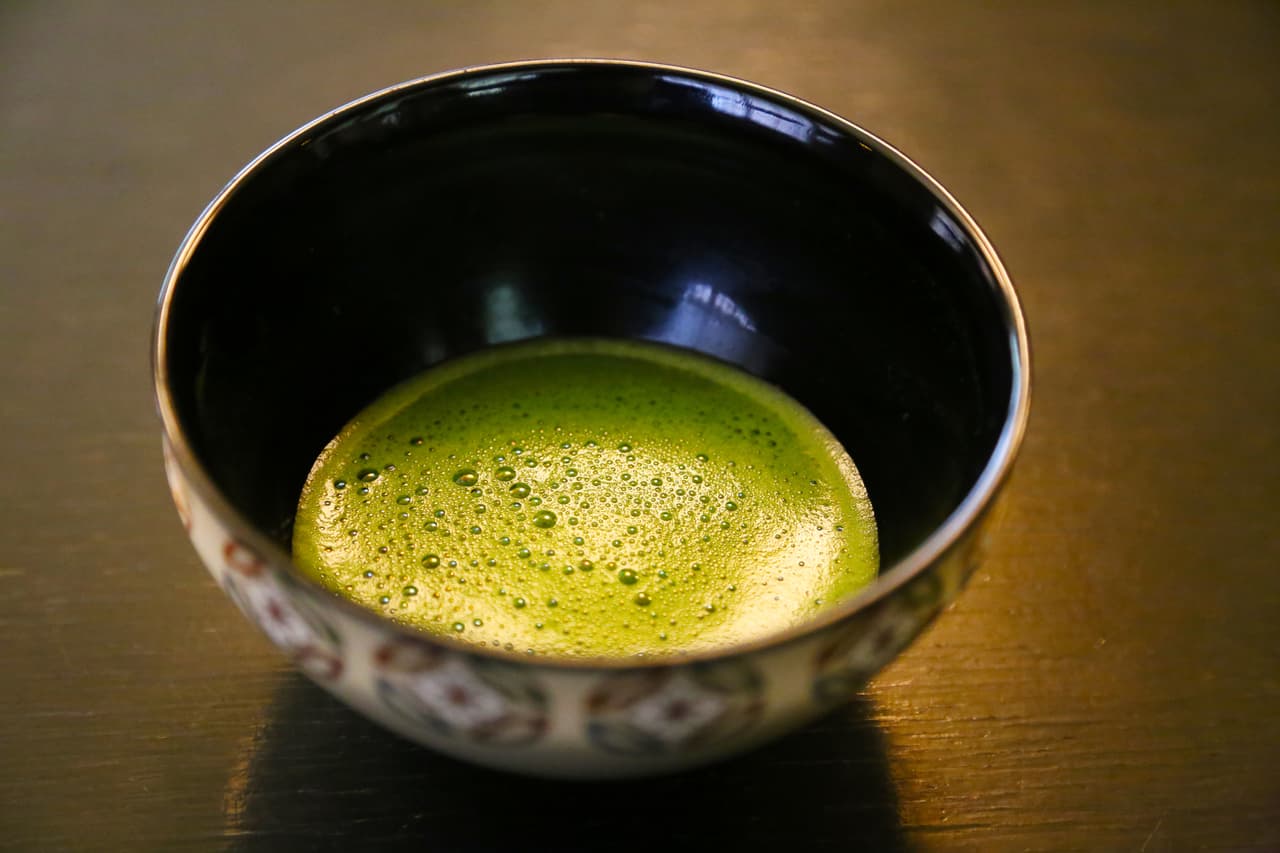 Primero debes sabes de donde proviene la palabra Matcha que significa té en polvo. Muchas personas relacionan la bebida con el té verde.